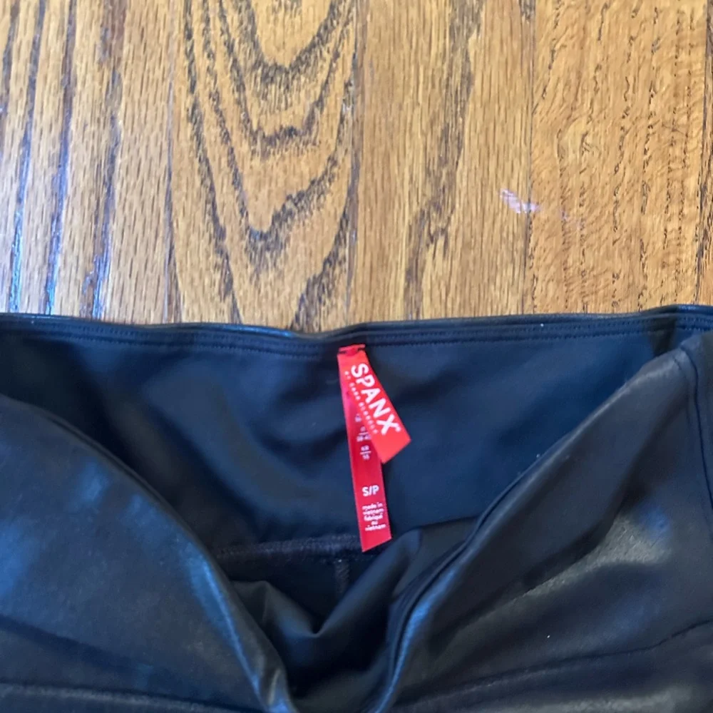 SPANX shape Faux Leather black leggings size small - Picture 5 of 5